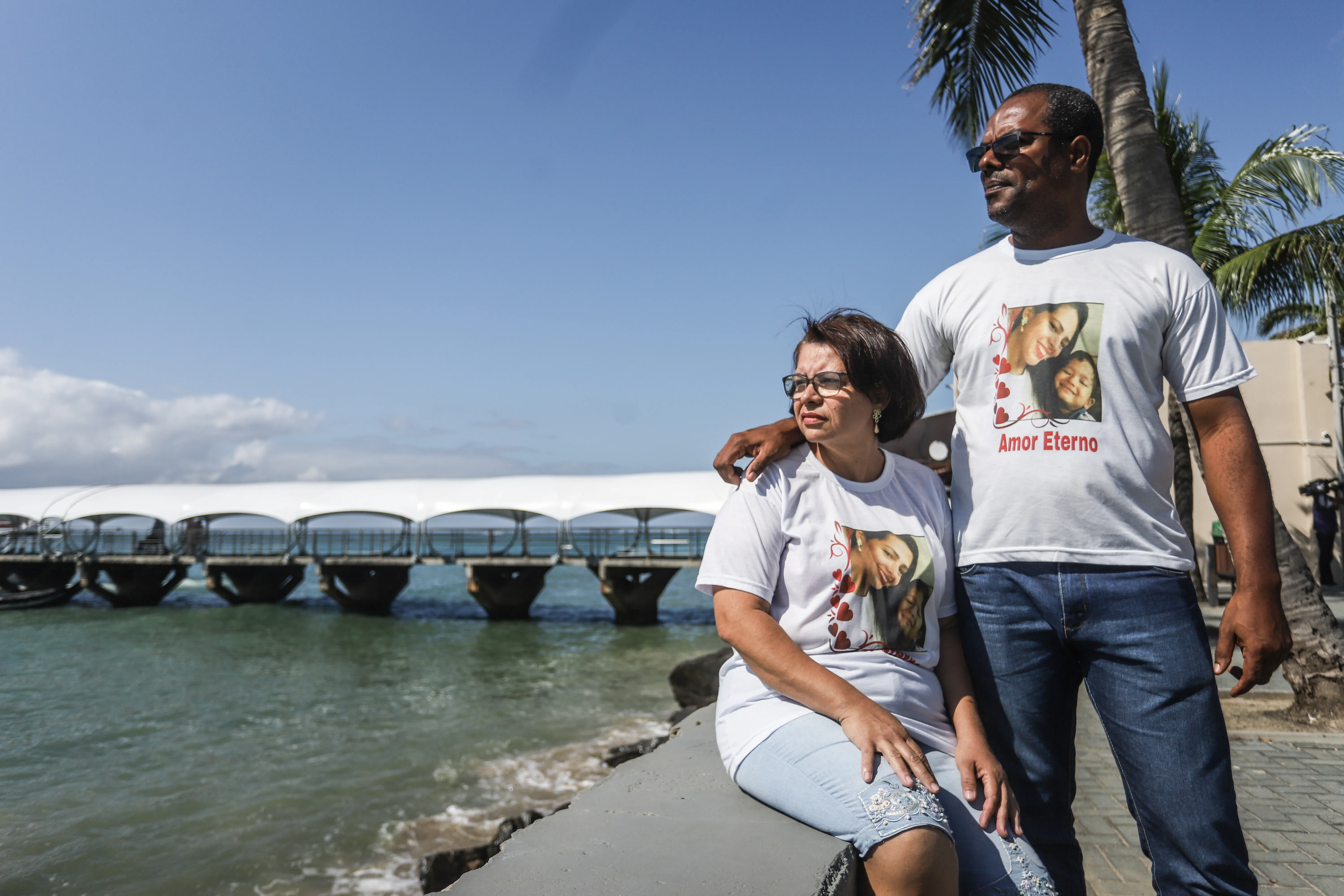 Nívia Sueli Medeiros e Ricardo Medeiros se confortam em momento de dor