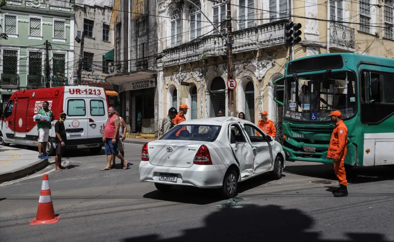 Imagem ilustrativa da imagem No 'apagão': Acidente entre ônibus e um carro deixa uma vítima ferida