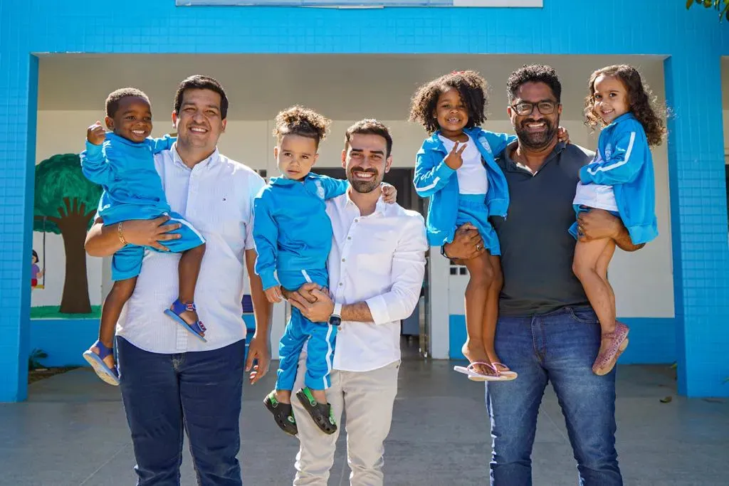 Junior Marabá (centro da foto) comemora avanços no setor educacional da cidade