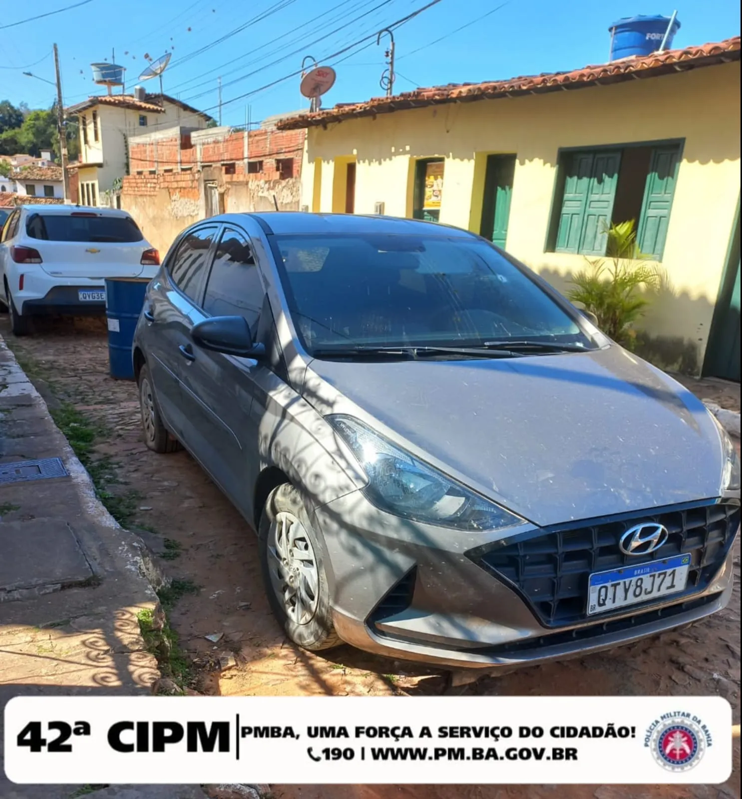 Carro utilizado pelos bandidos durante fuga