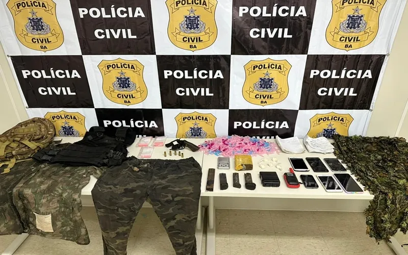 Materiais como armas, drogas e outros objetos foram apreendidos pela polícia