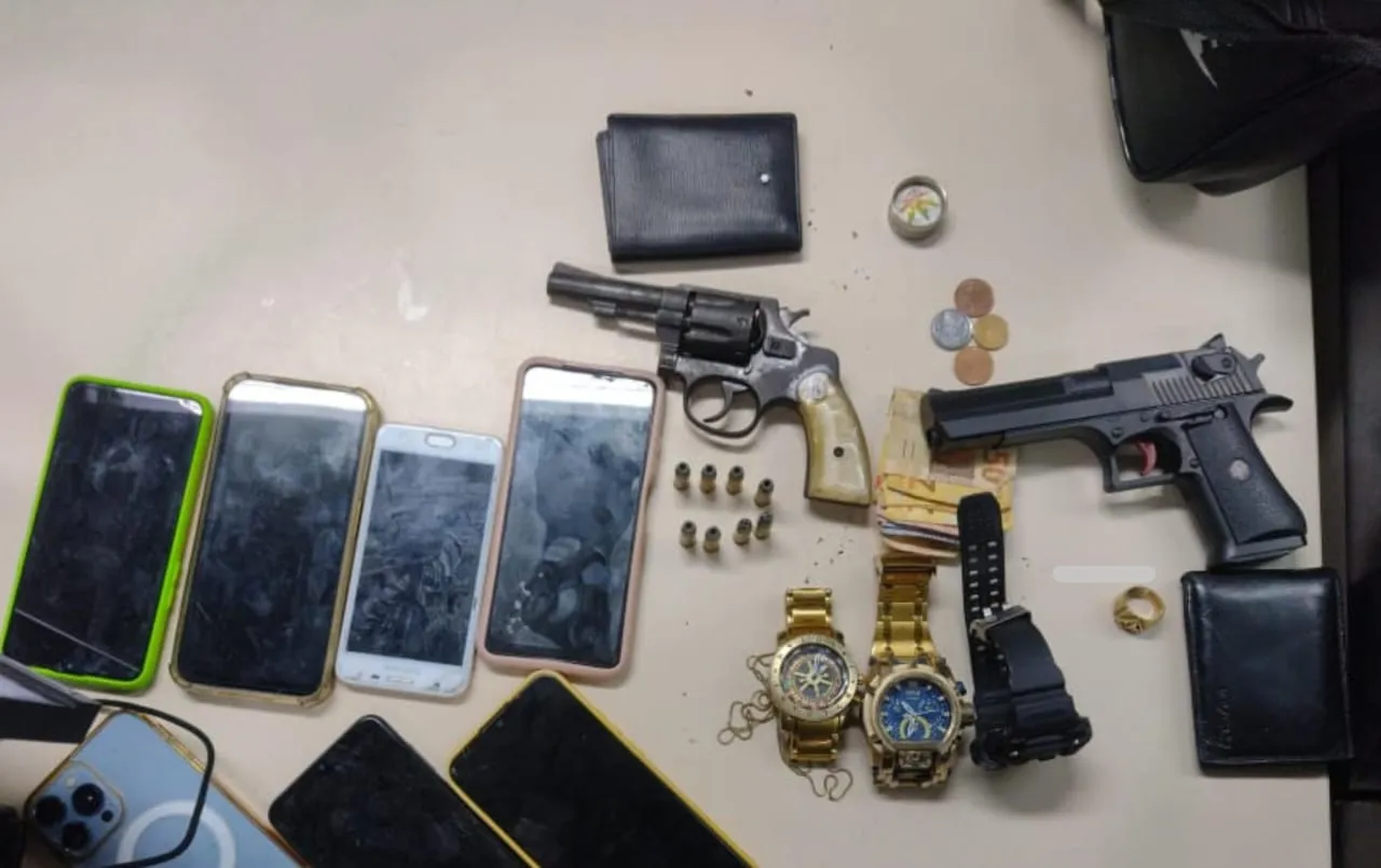 Com os bandidos, foram encontrados um revólver calibre 32, um simulacro de pistola, munições, sete celulares, três relógios e R$ 186, além dos objetos e os pertences da vítima