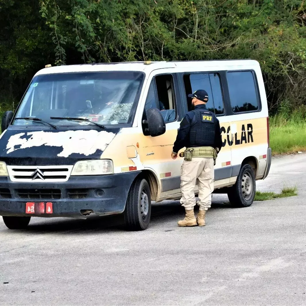 PRF flagra ônibus escolar transportando pessoas que voltavam de