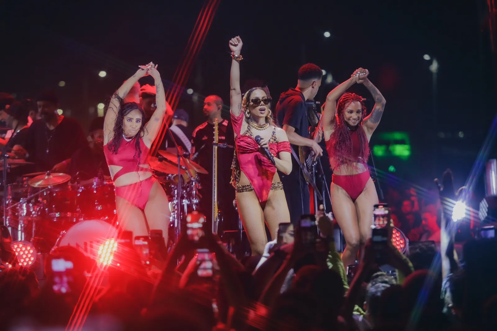 Imagem ilustrativa da imagem Pai e filho na banda Raça Pura, Polly empresário e Ensaios da Anitta