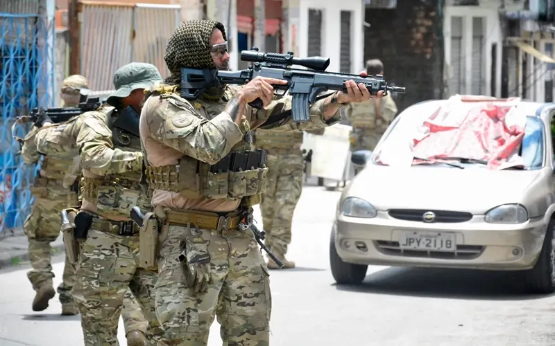 ais de 100 agentes civis, militares e federais por meio da Força Integrada de Combate ao Crime Organizado (Ficco)