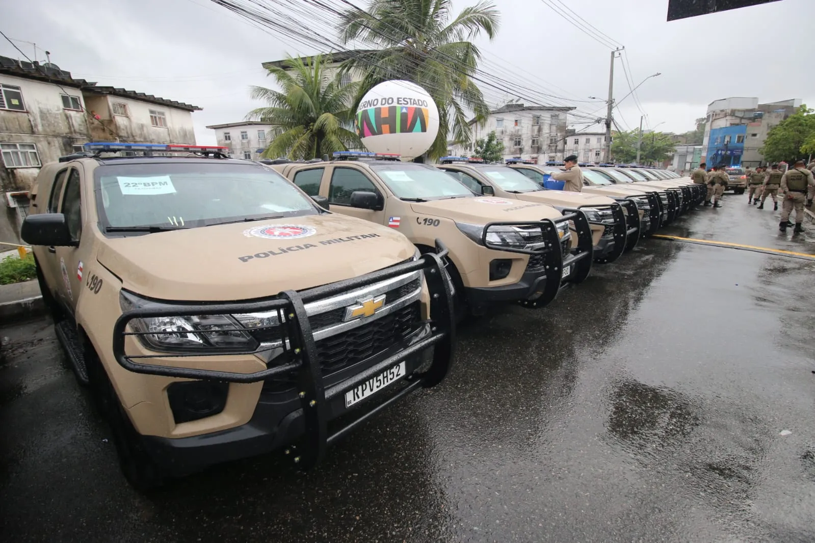 Imagem ilustrativa da imagem Pra combater facções, Governo da Bahia entrega 130 novas viaturas à PM