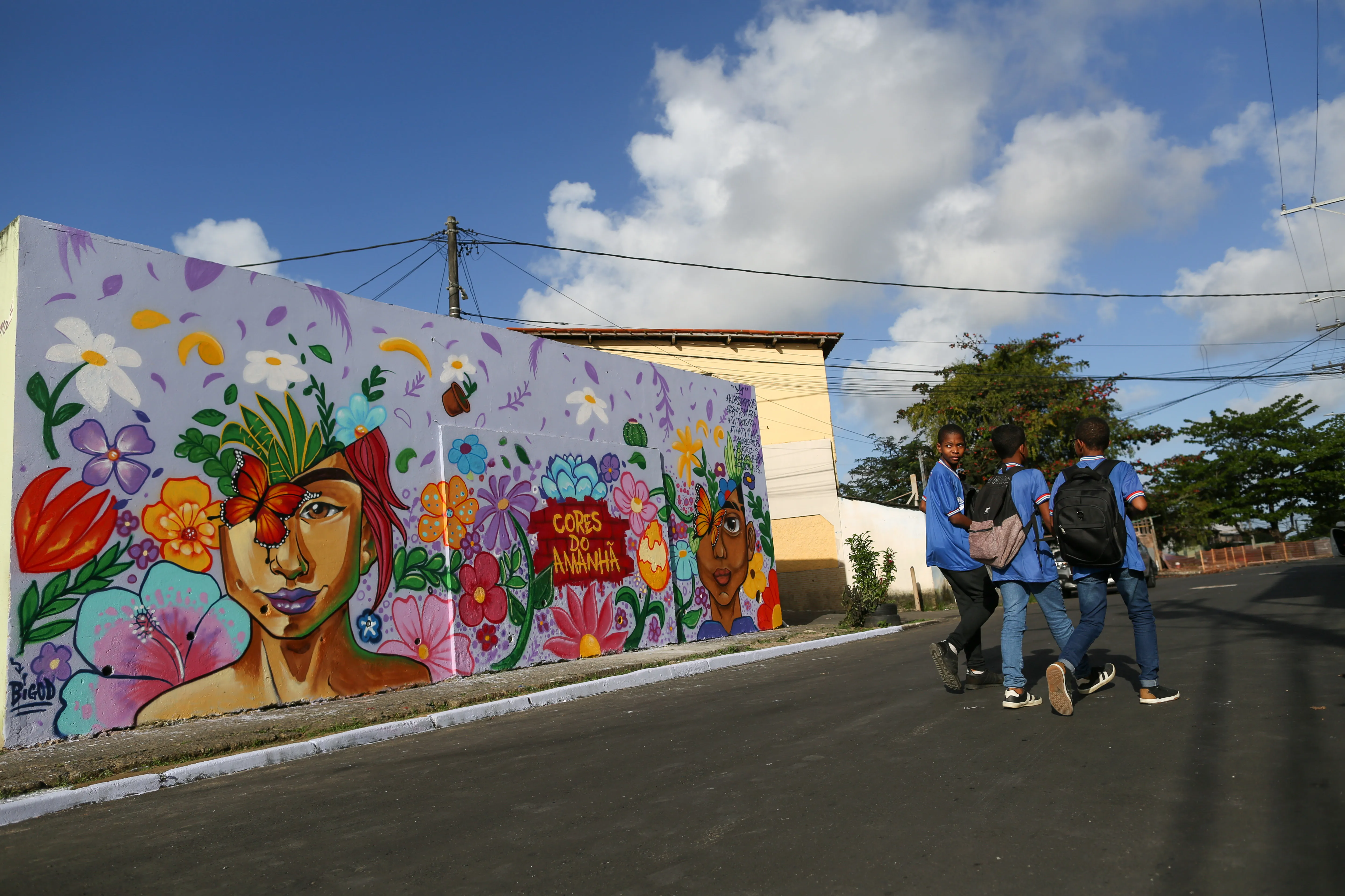 Imagem ilustrativa da imagem Projeto Cores do Amanhã faz pintura de grafites nos muros das escolas