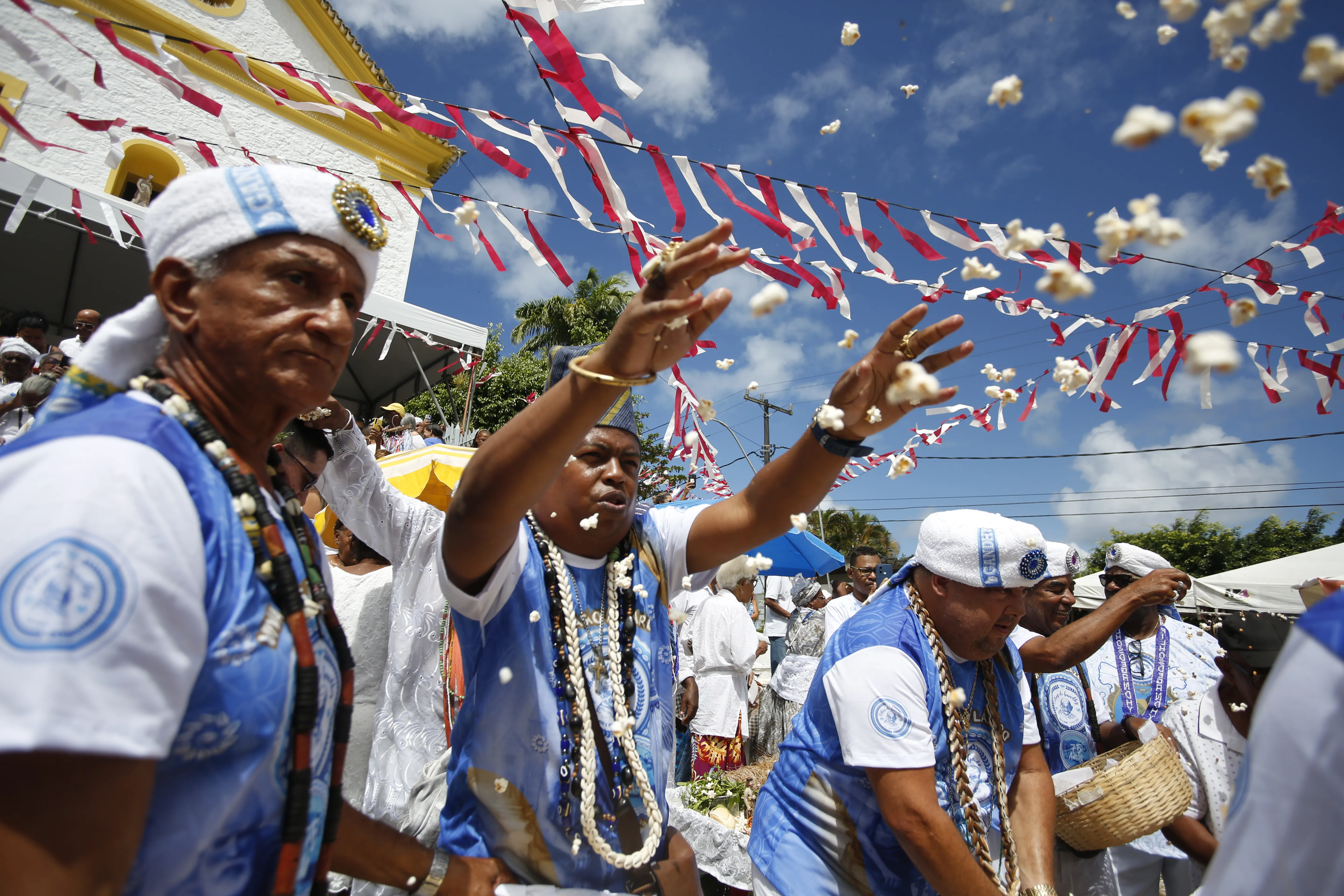 MASSA

Afoxé Filhos de Gandhy realiza a tradicional Romaria de São Lázaro, em um momento de celebração, reflexão e honra à memória do padroeiro dos enfermos.

Na foto: Tradicional banho de pipoca

Foto: Olga Leiria / Ag. A TARDE

Data: 16/08/2023