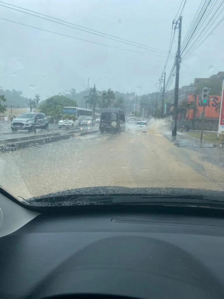 Chuvas já alagam as ruas de Salvador