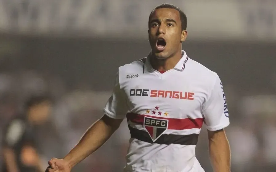 Lucas em sua primeira passagem com a camisa do São Paulo