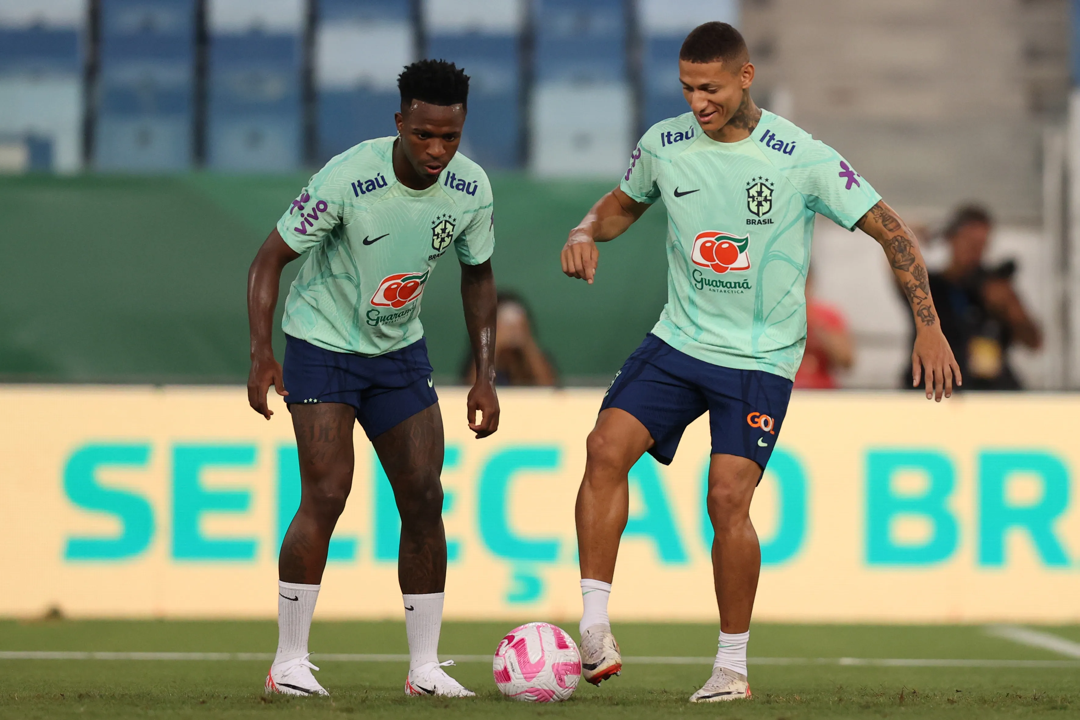 Vinicius Jr e Richerlison no  treino da Seleção