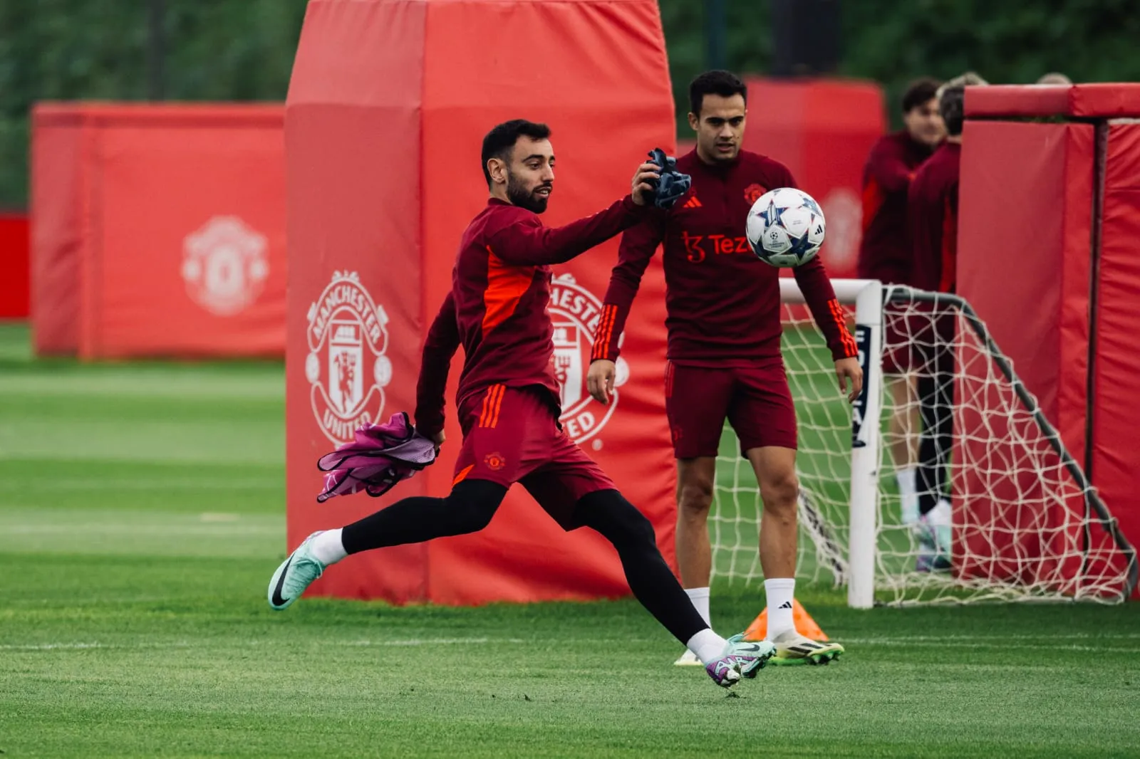 Bruno Fernandes e Reguilón em treino do United