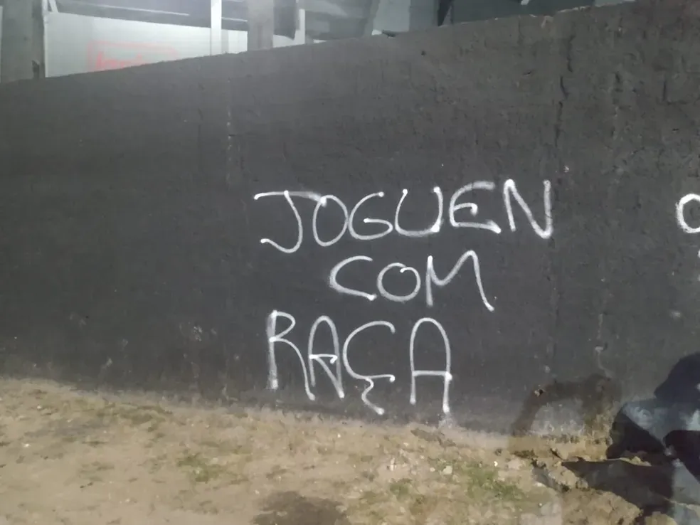 Imagem ilustrativa da imagem Torcida do Sport fica injuriada e protesta nos muros da Ilha do Retiro