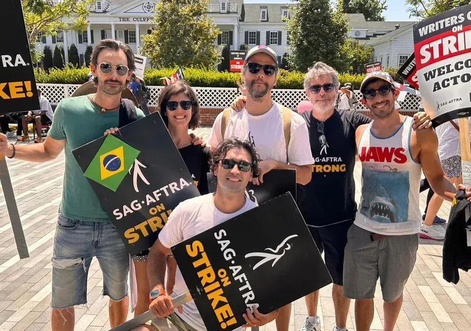 Imagem ilustrativa da imagem Wagner Moura cola em protesto durante greve dos atores de Hollywood