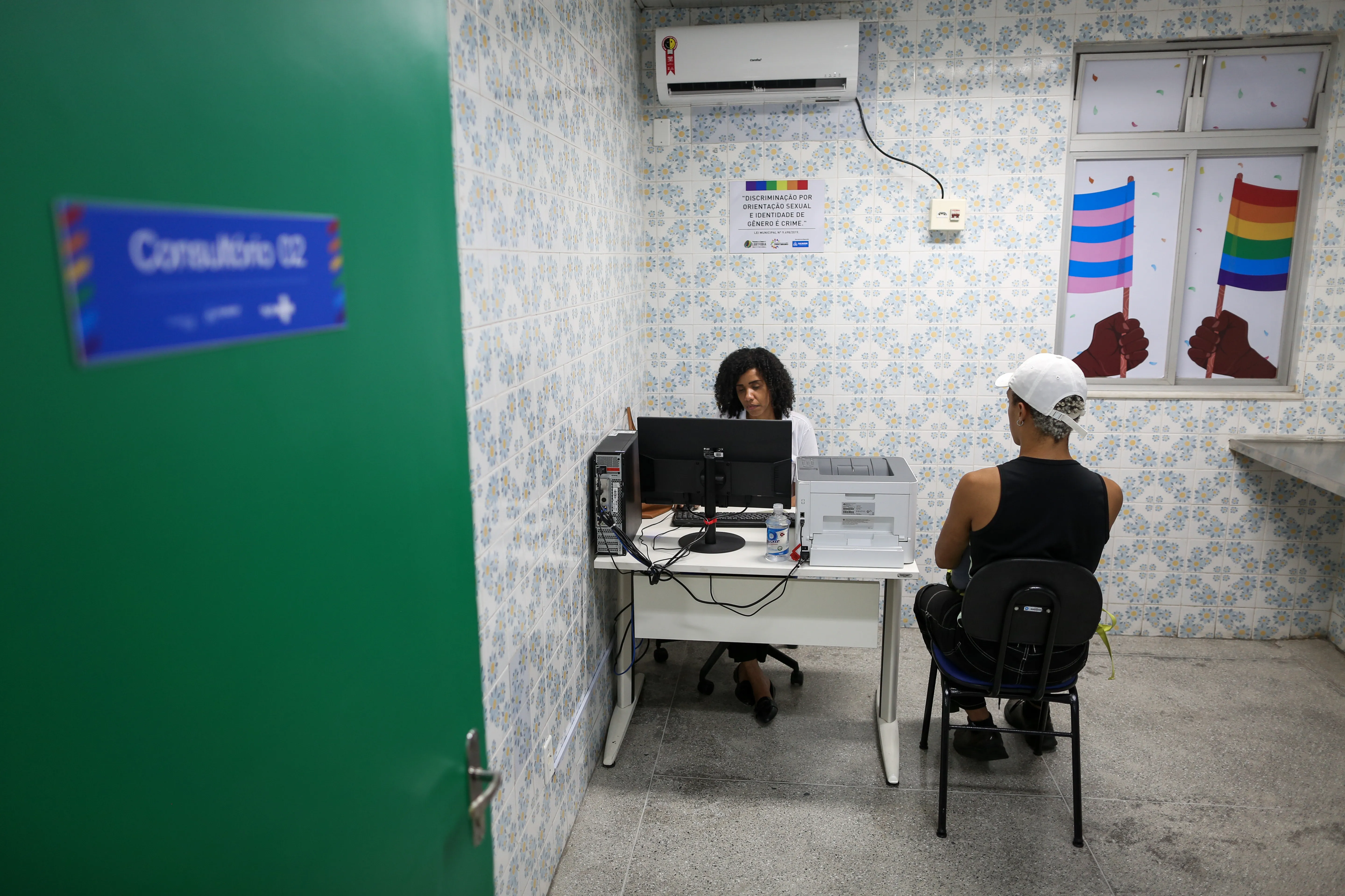 SALVADOR
Ambulatório LGBT+ promove cadastramento de acolhidos para ofertas de empregos no SIMM.
Na foto: cadastramento para oferta de emprego no SIMM 
Foto: Raphael Muller / Ag. A TARDE
Data: 22/11/2023