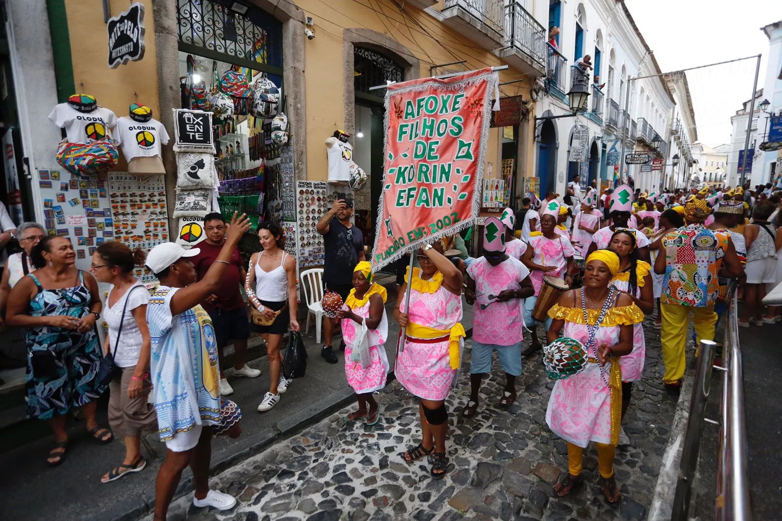 Imagem ilustrativa da imagem Afoxés saem em cortejo no Pelô e celebram resistência
