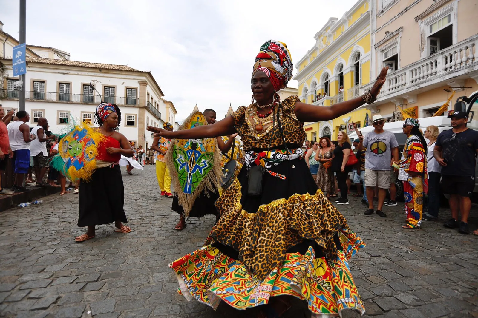 Imagem ilustrativa da imagem Afoxés saem em cortejo no Pelô e celebram resistência