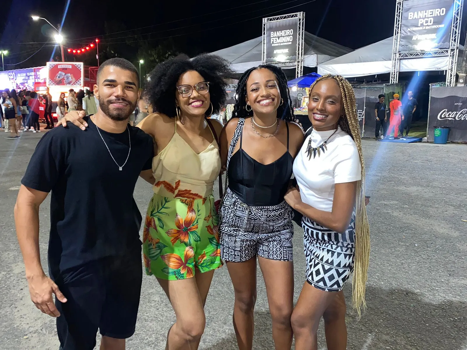 Tamires de preto curtindo com os amigos