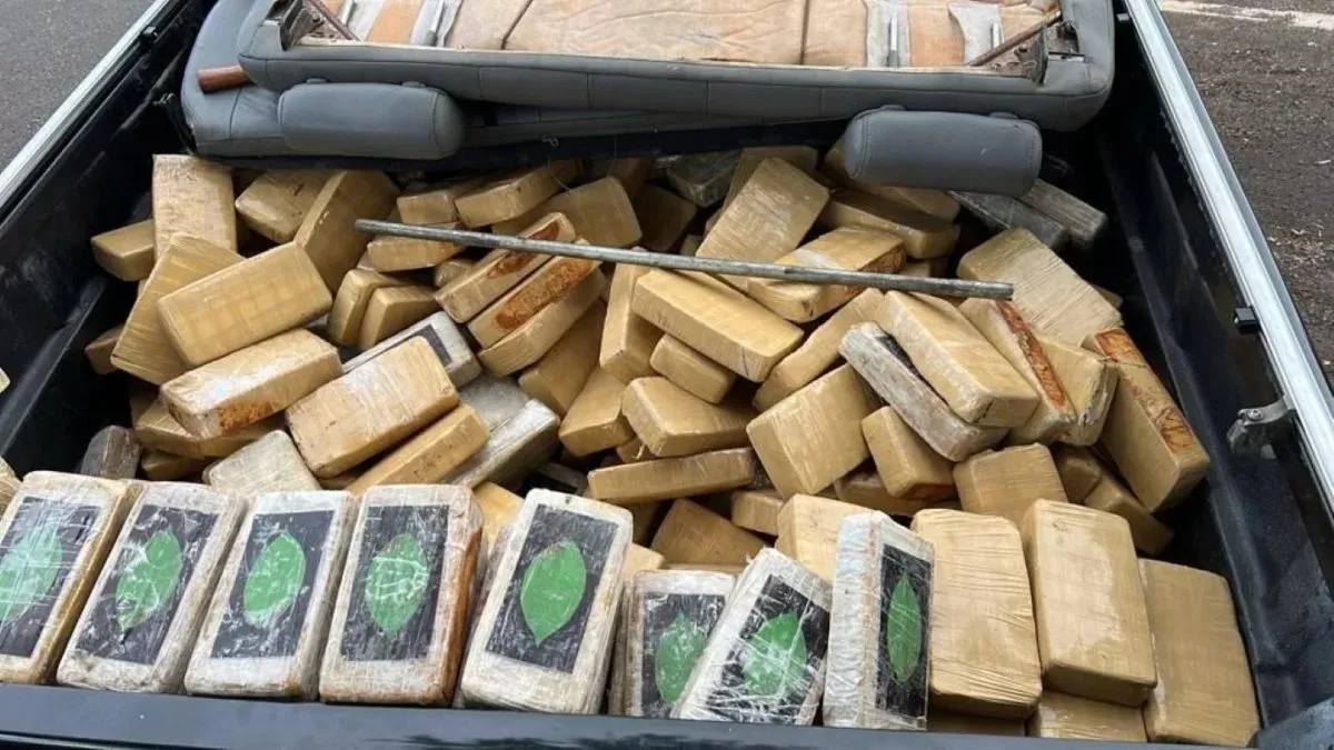 Cocaína e crack estavam escondidos em carro