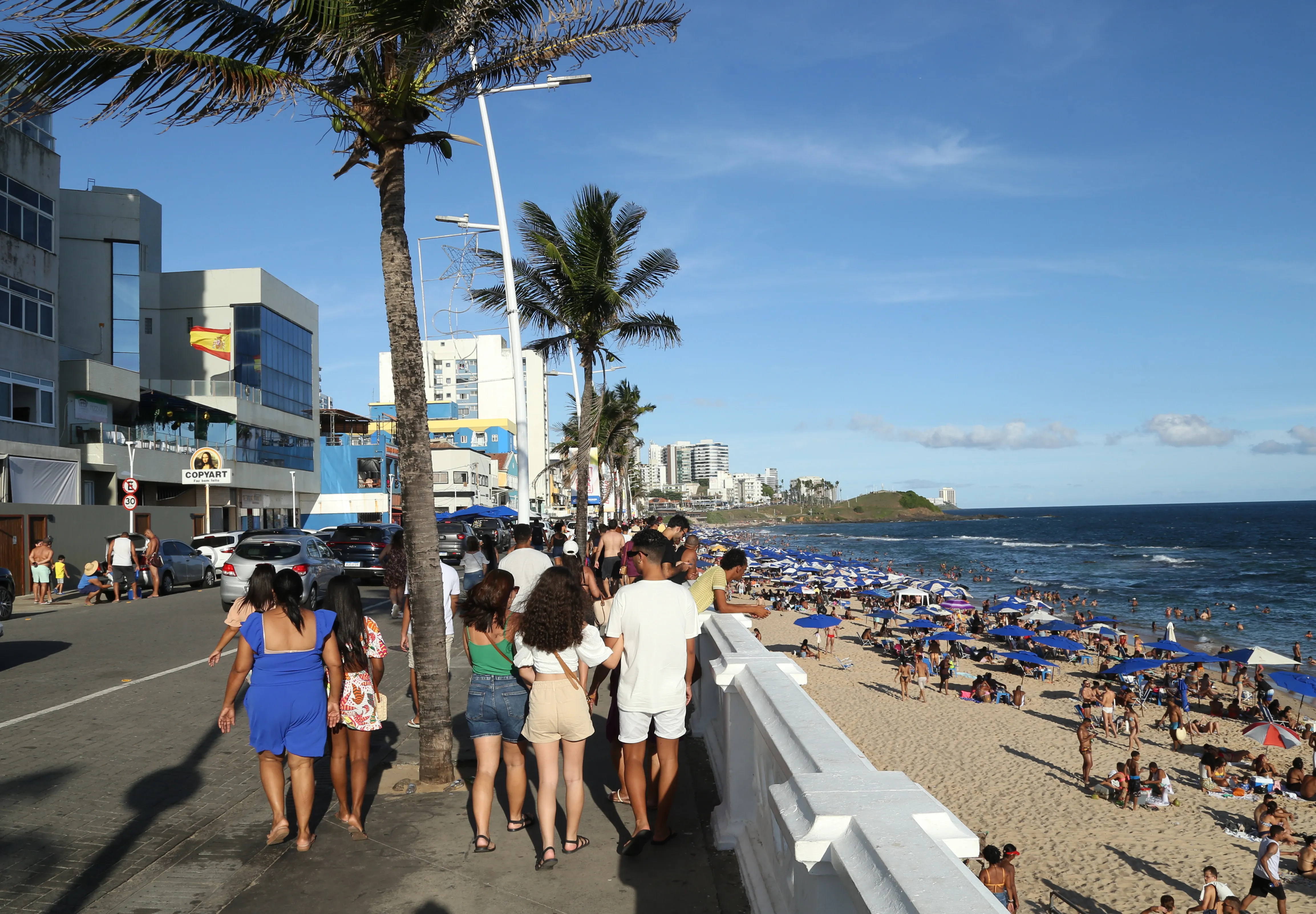 Ao longo da orla, desde o Farol até o Porto da Barra, o movimento é intenso