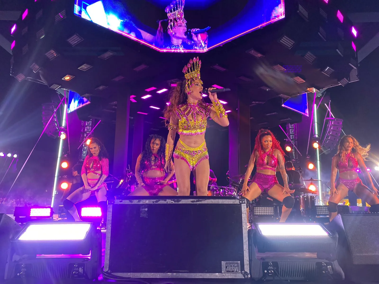 Imagem ilustrativa da imagem Anitta sobe no palco e leva geral à loucura em Salvador; assista