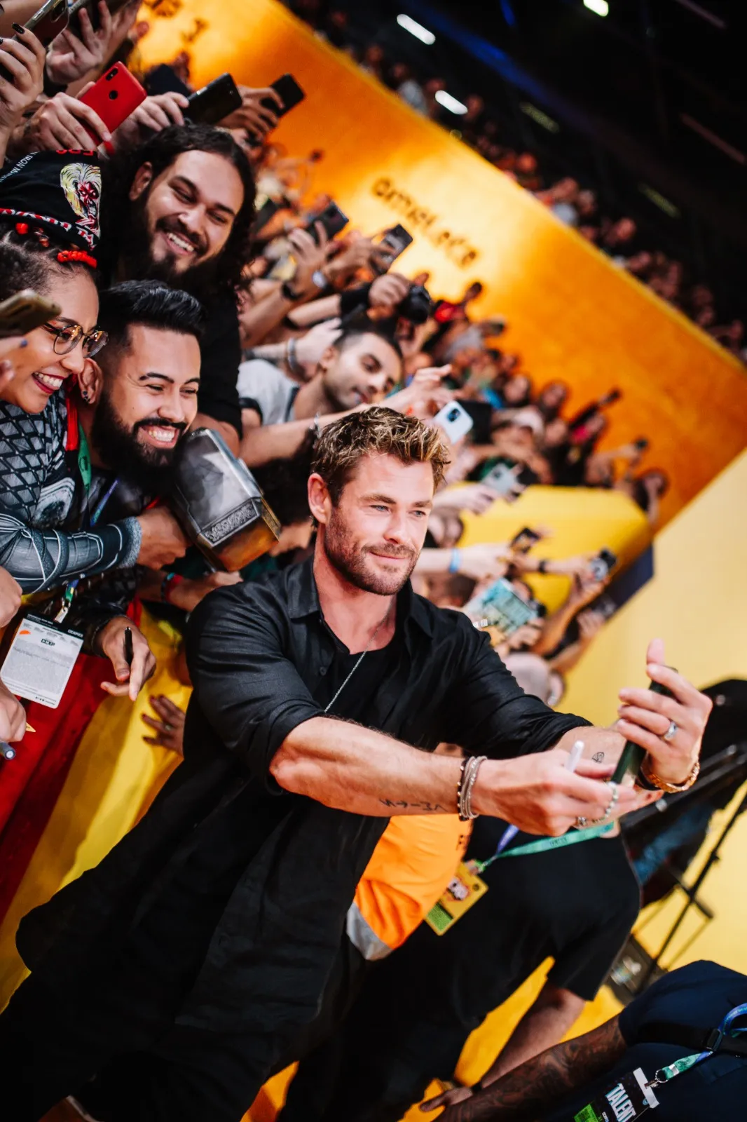 Chris Hemsworth tira foto com fãs na CCXP23