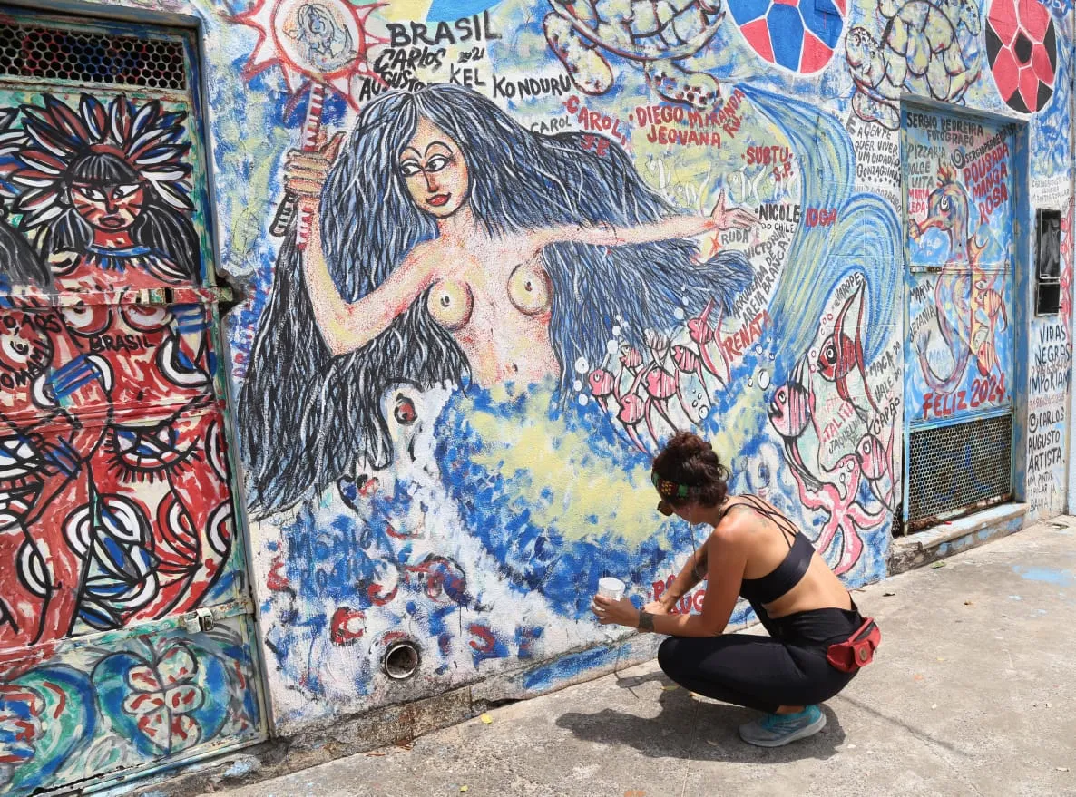 Nicole Santelices, chilena que também exibe a arte no Porto da Barra ao lado de Carlos