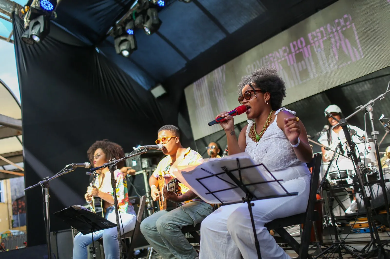 Banda Samba de Pretas, grupo formado por oito mulheres baianas e negras que cantam e encantam
