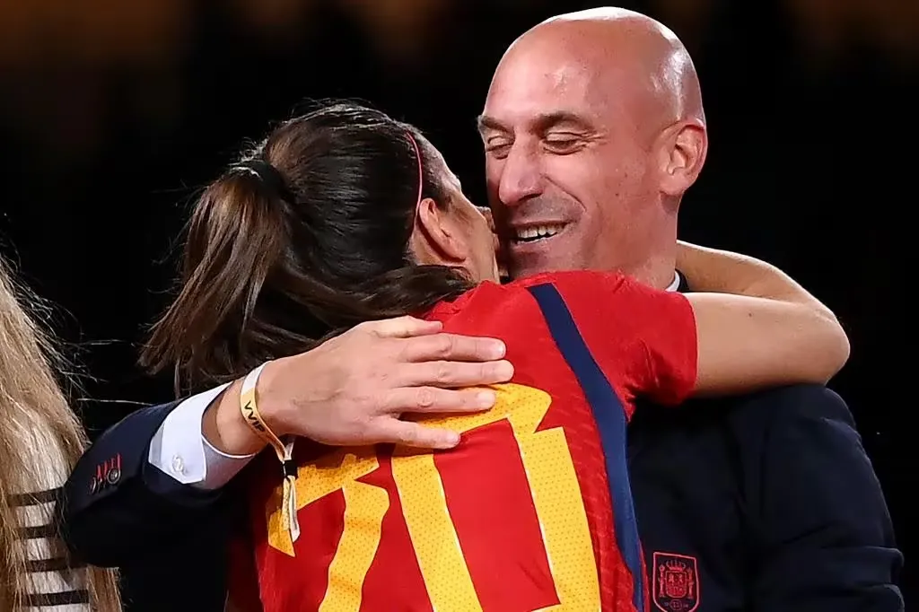 Luiz Rubiales beijou Jenni sem consentimento