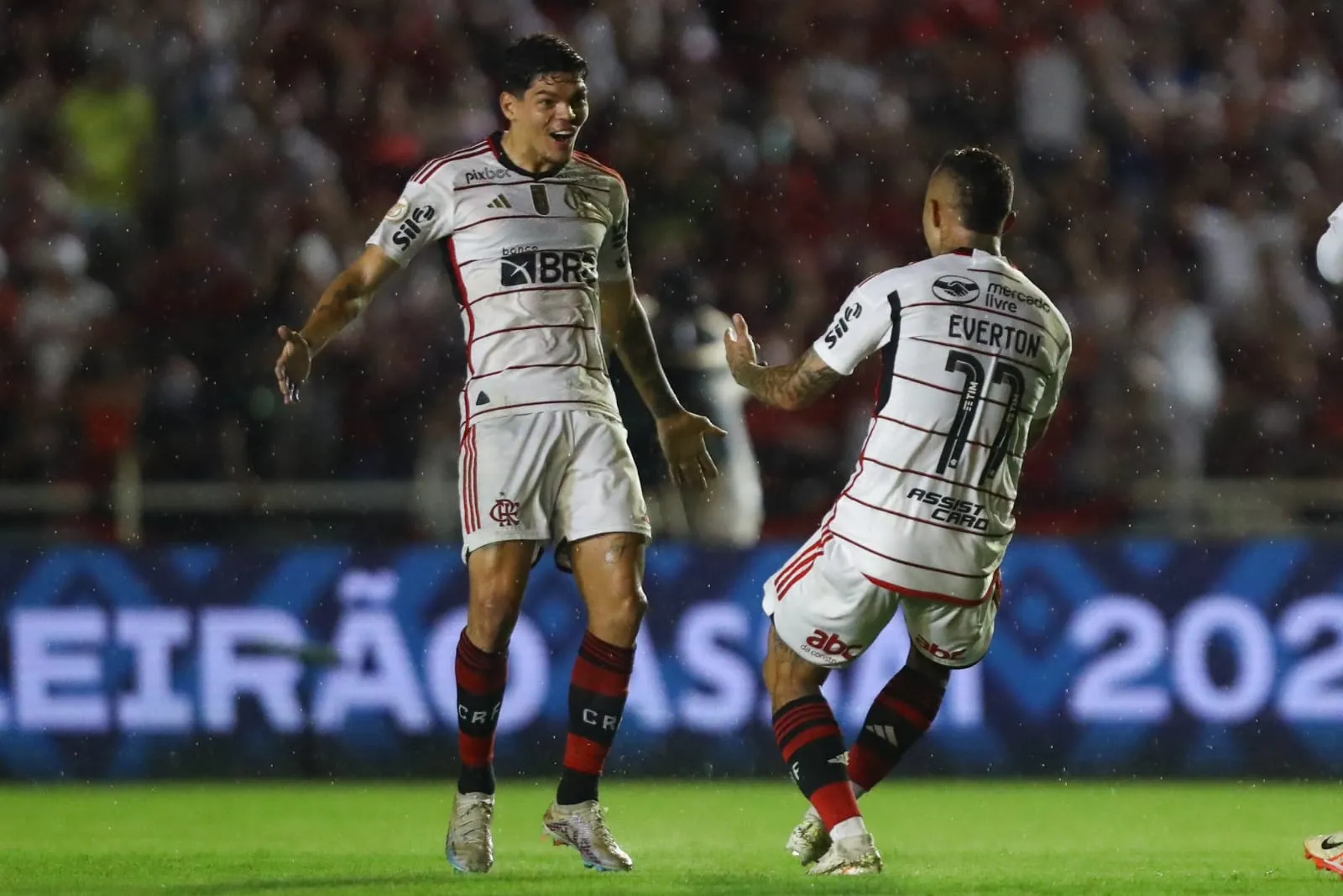 Ayrton Lucas e Cebolinha comemoram gol do Flamengo