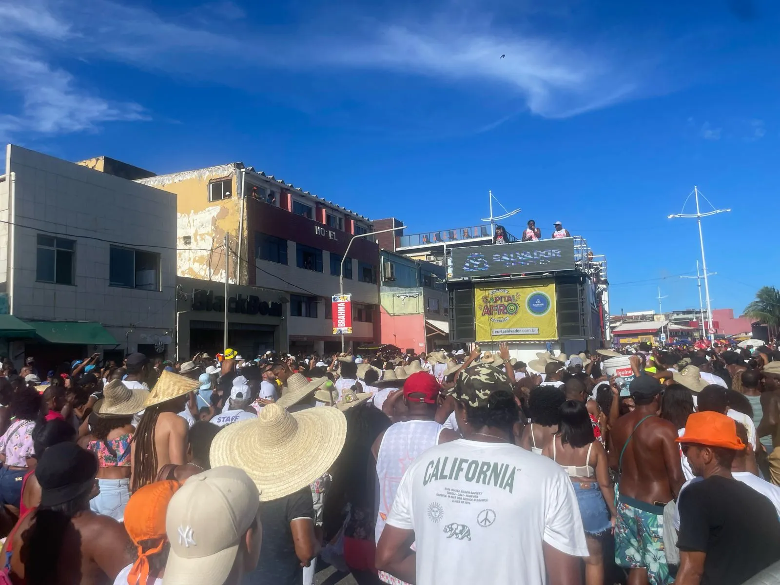 Multidão toma conta das ruas do tradicional bairro