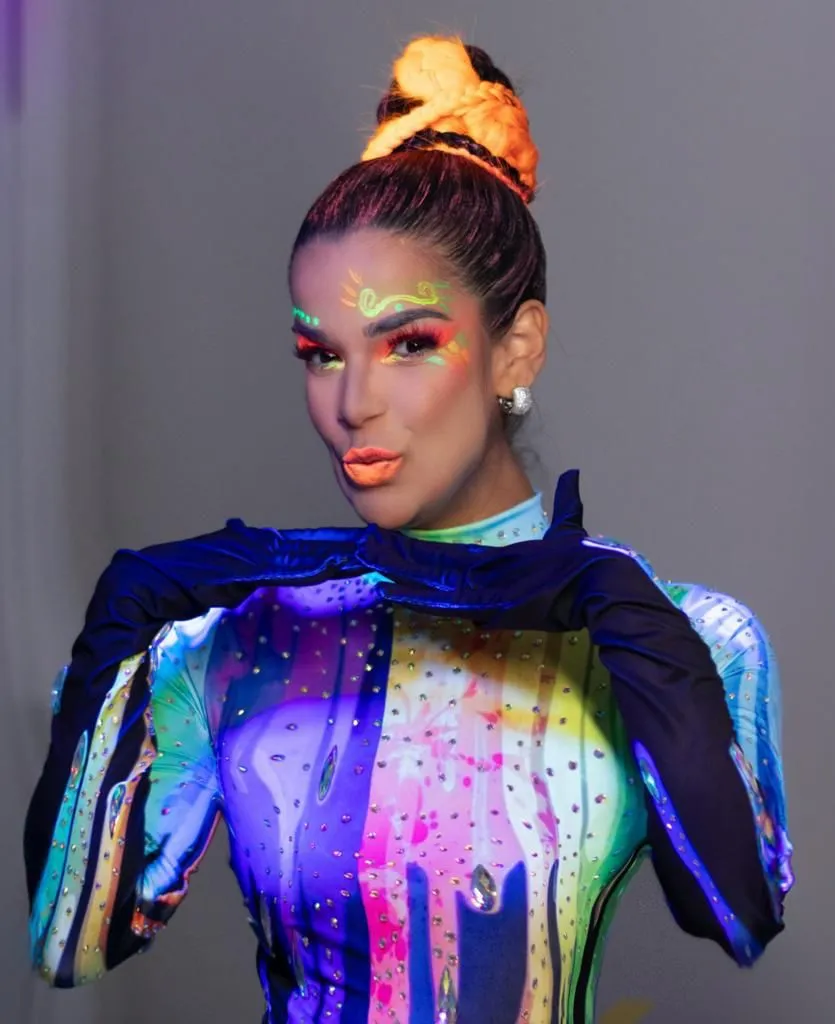 Mari Antunes, vocalista do Babado Novo