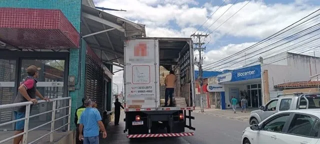 Caminhão bate em cobertura da estação BRT em Feira de Santana