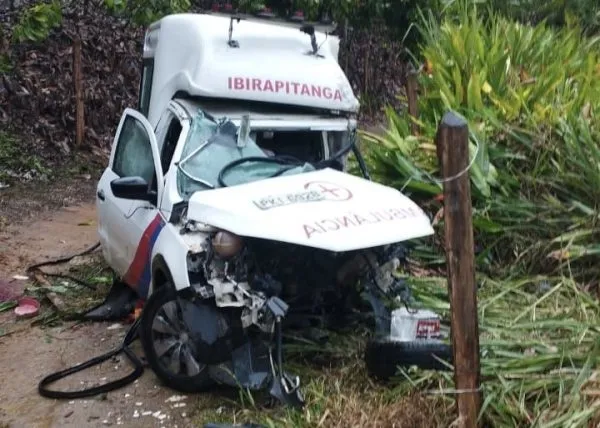 Acidente nvolvendo uma ambulância da Secretaria Municipal de Saúde de Ibirapitanga e uma carreta, na BR-101