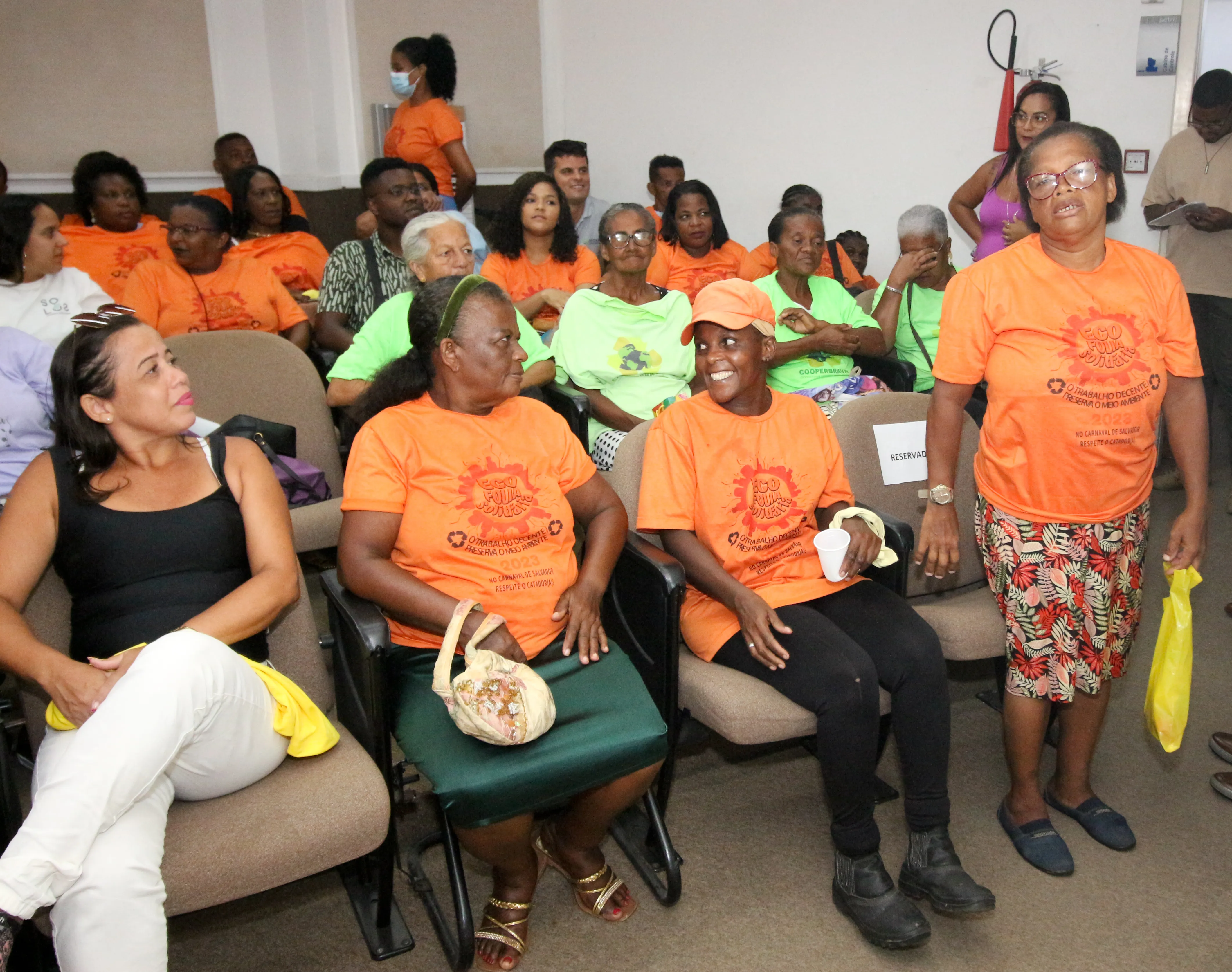 SALVADOR /  ESPECIAL CARNAVAL 2024
Catadores de resíduos sólidos apresentam avanços do trabalho no carnaval de salvador.18ª edição do projeto Eco Folia Solidária.O evento aconteceu no espaço crescer na sede da SETRE (secretaria do trabalho ,renda e esporte)localizada no centro administrativo da Bahia.Na foto:apresentação dos catadores presentes de diferentes cooperativas que fazem parte do projeto ecofolia solidaria.
Foto:Denisse Salazar/ AG. A TARDE
Data:07/03/2023