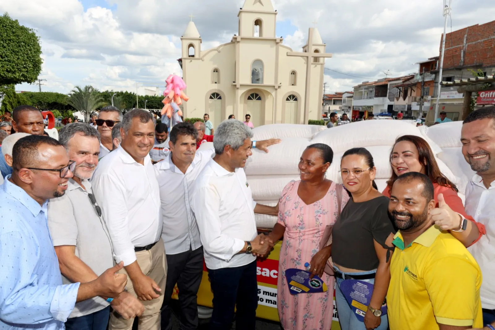 Governador distribuiu sacas de milho para amenizar efeitos da seca