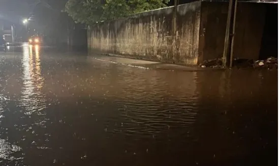 Imagem ilustrativa da imagem Chuva deixa bairros de Feira de Santana alagados; assista