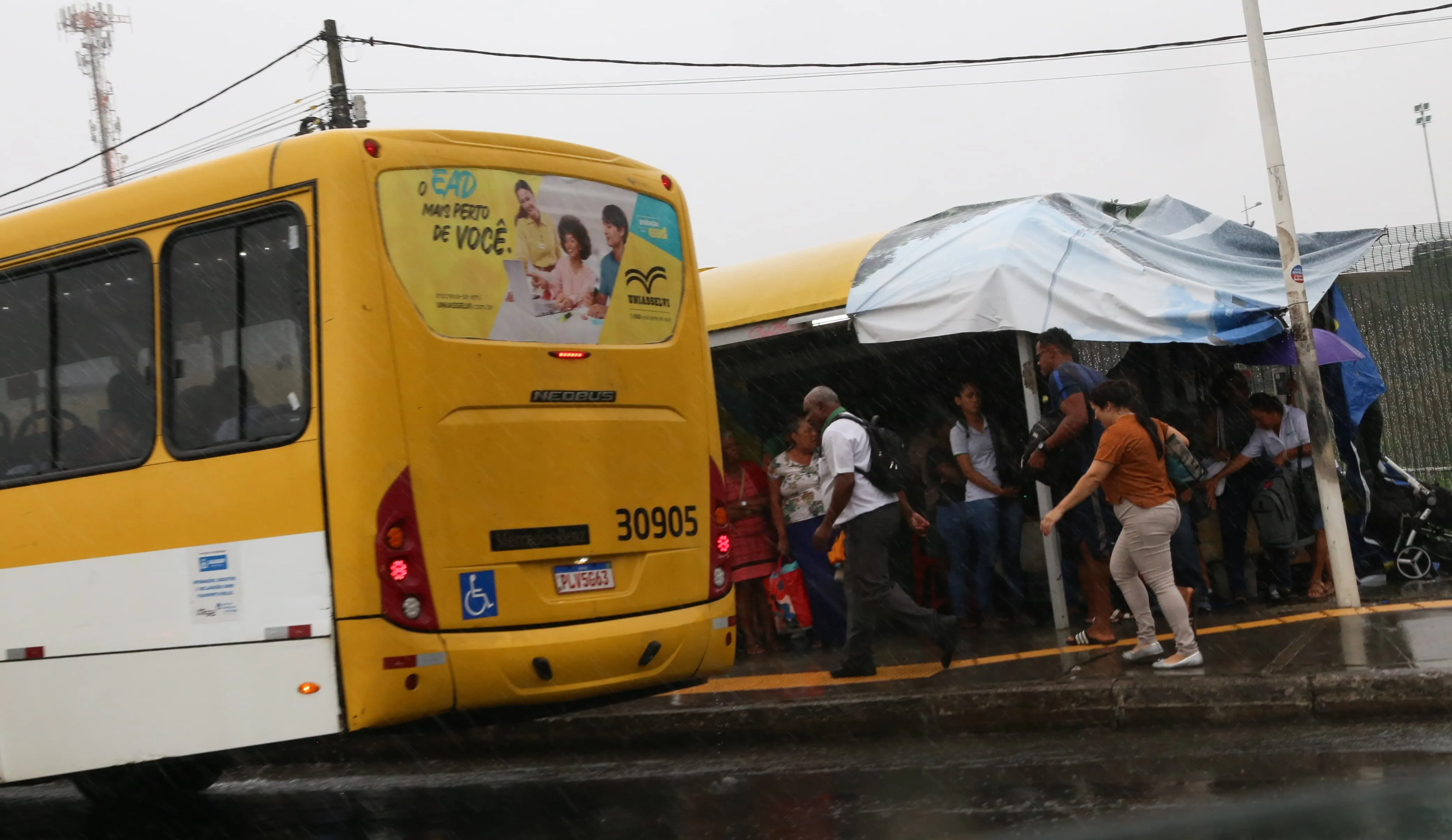 População encara chuvas nas ruas de Itapuã