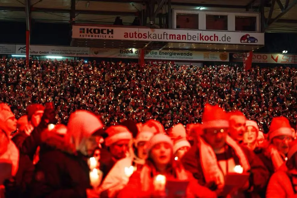 Imagem ilustrativa da imagem Confira imagens de torcida alemã lotando estádio para festa de Natal