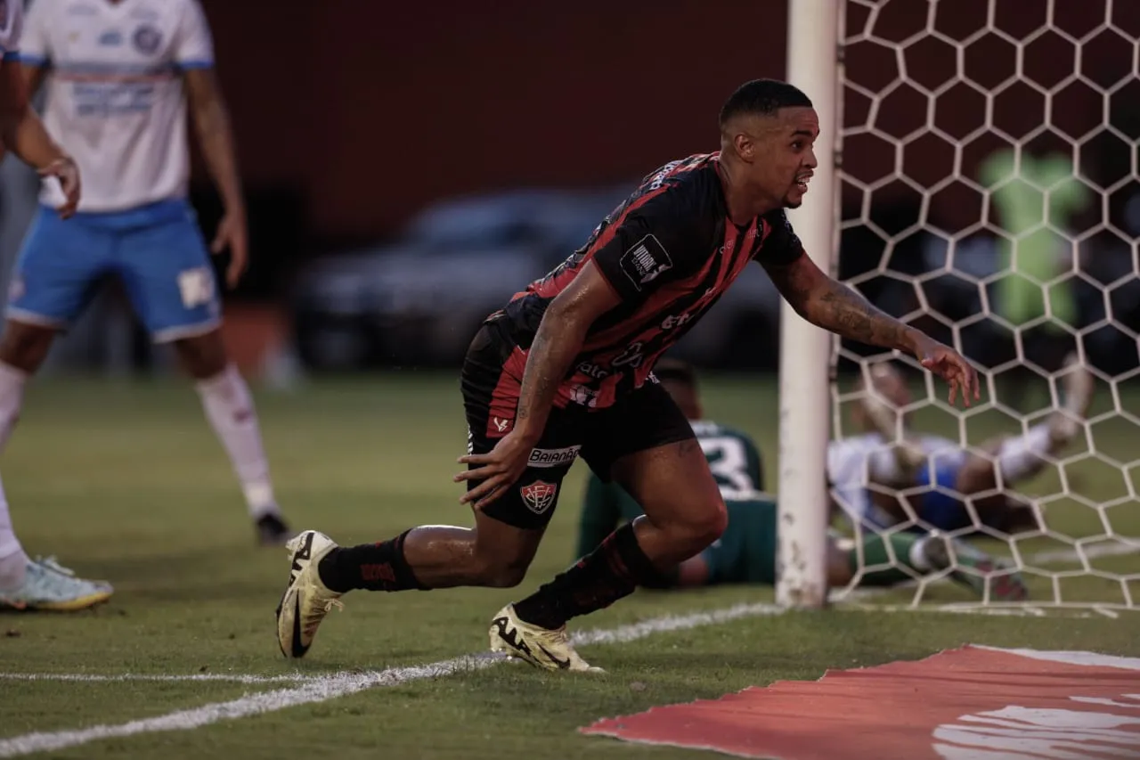 Alerrandro brocou o terceiro gol da Vitória do Leão