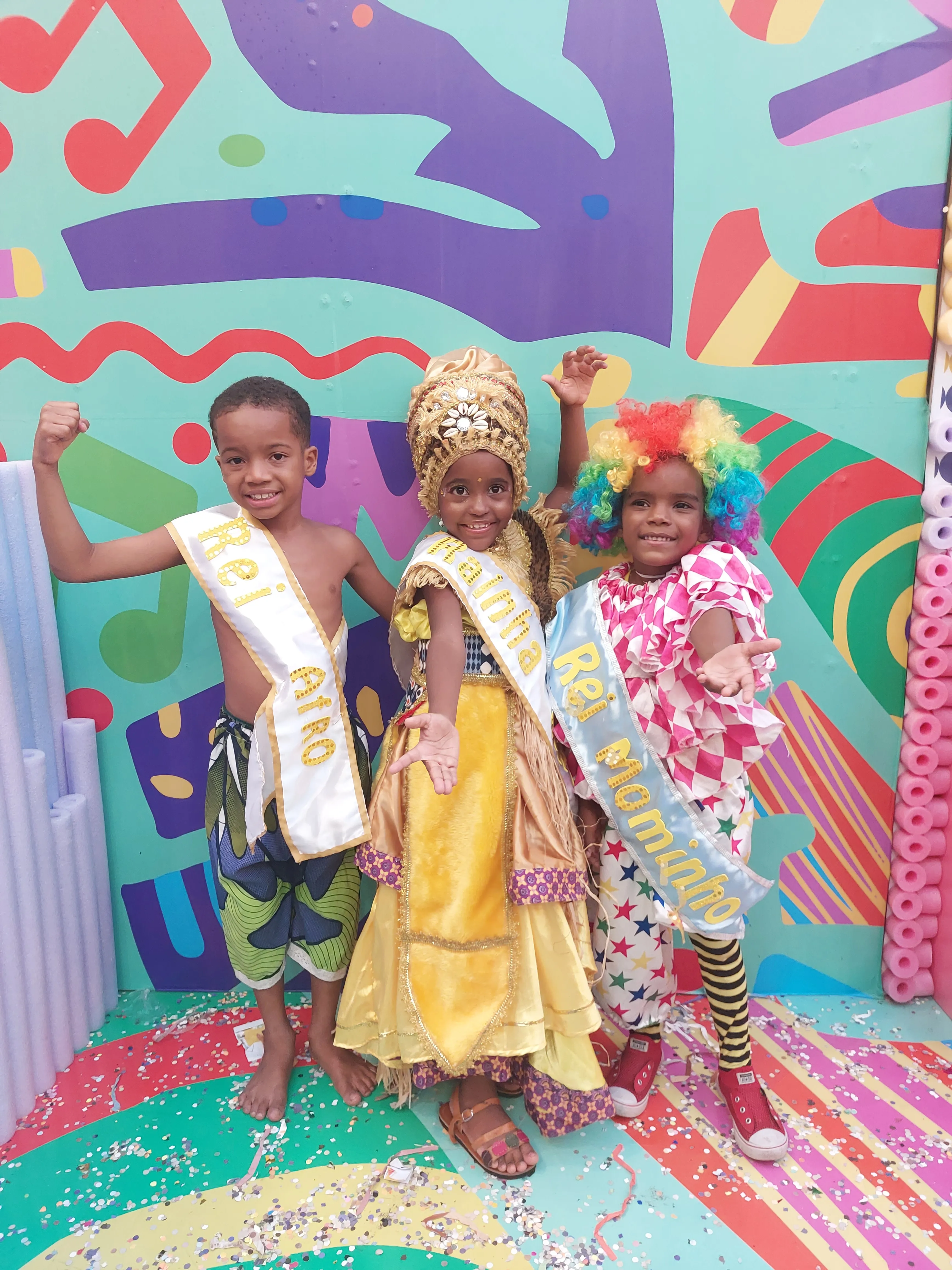 Na foto a corte de 2023, Rei Afro Mirim, Deivid Lucas, a Rainha Afro Mirim Ayomí Zuhri e o Rei Mominho Marcos Vinícius