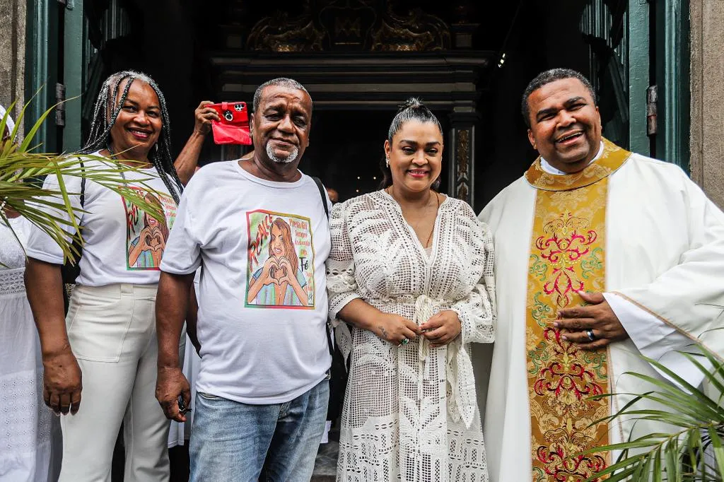 Curada de um câncer, Preta Gil agradece em missa no Pelourinho