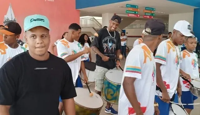 Jogador também tocou instrumentos com estudantes