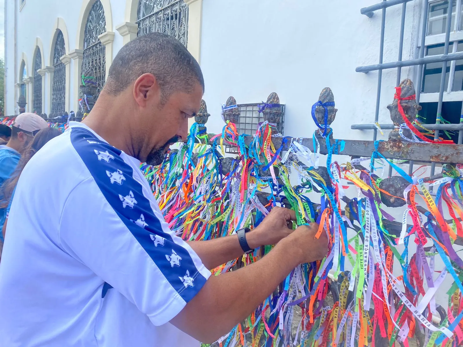 Imagem ilustrativa da imagem Devoto paga promessa de joelhos na Lavagem do Bonfim