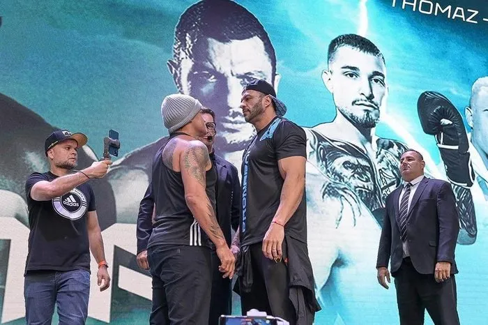 Em dezembro do ano passado, os dois precisaram ser contidos por seguranças durante o evento de promoção do combate