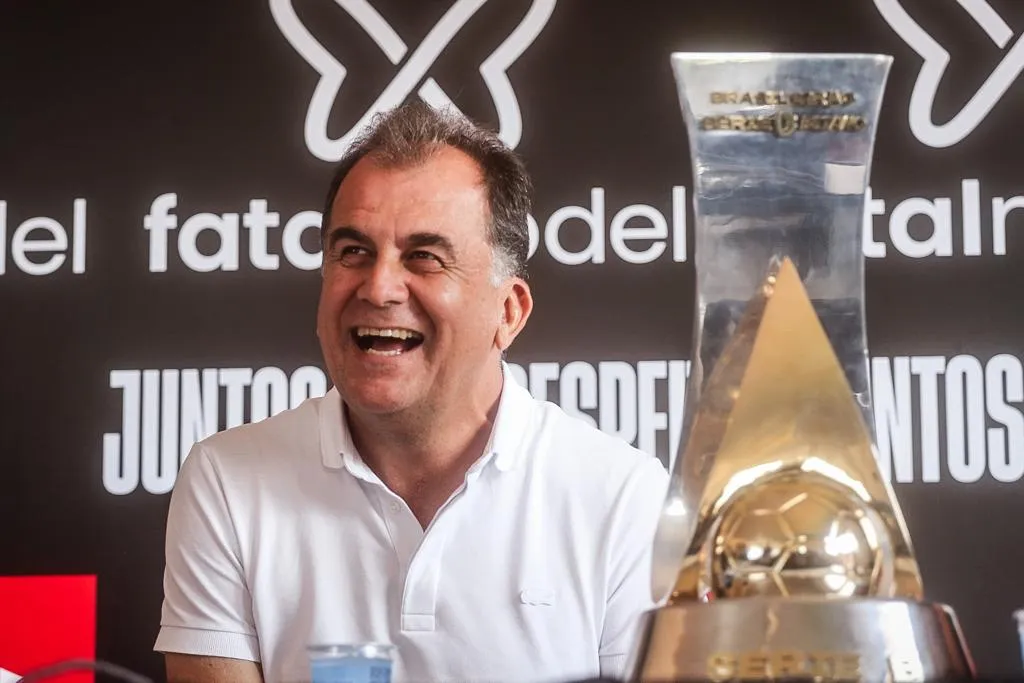 Fábio Mota com a taça da Série B