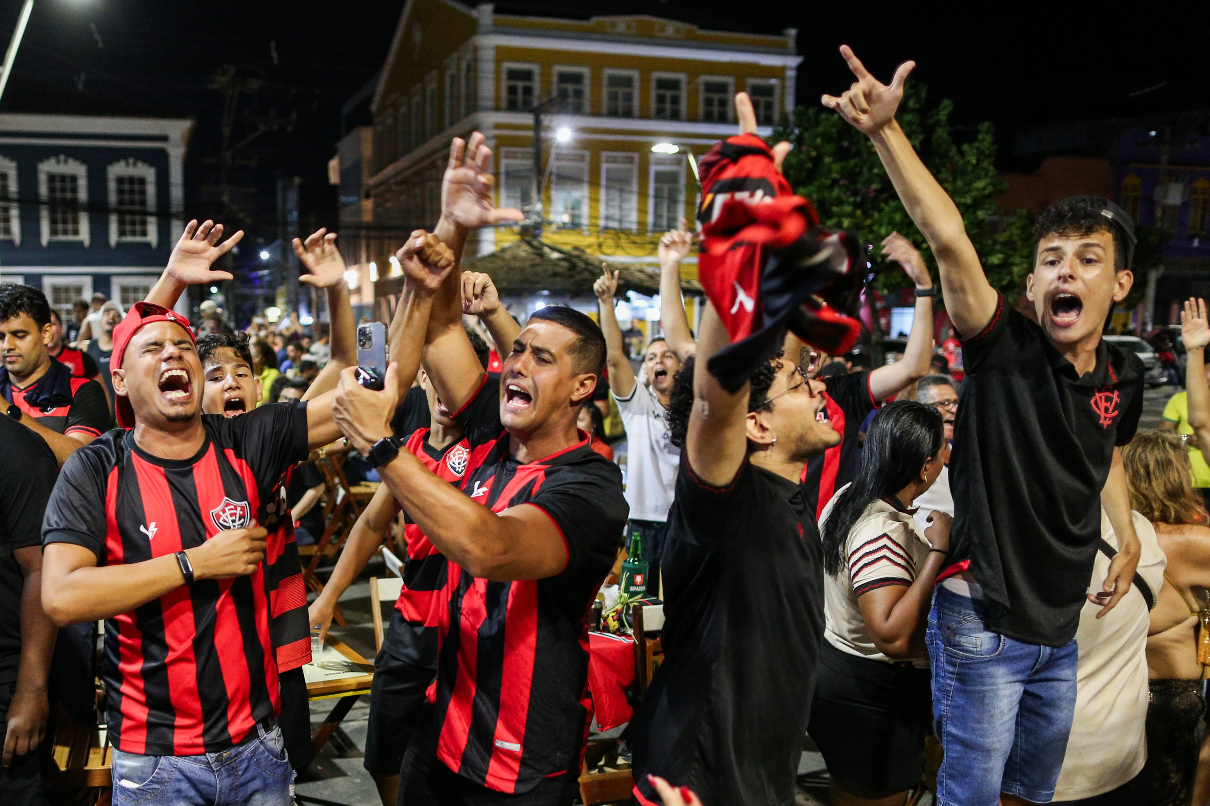 Torcedores do Vitória comemoram o título de campeão da Série B