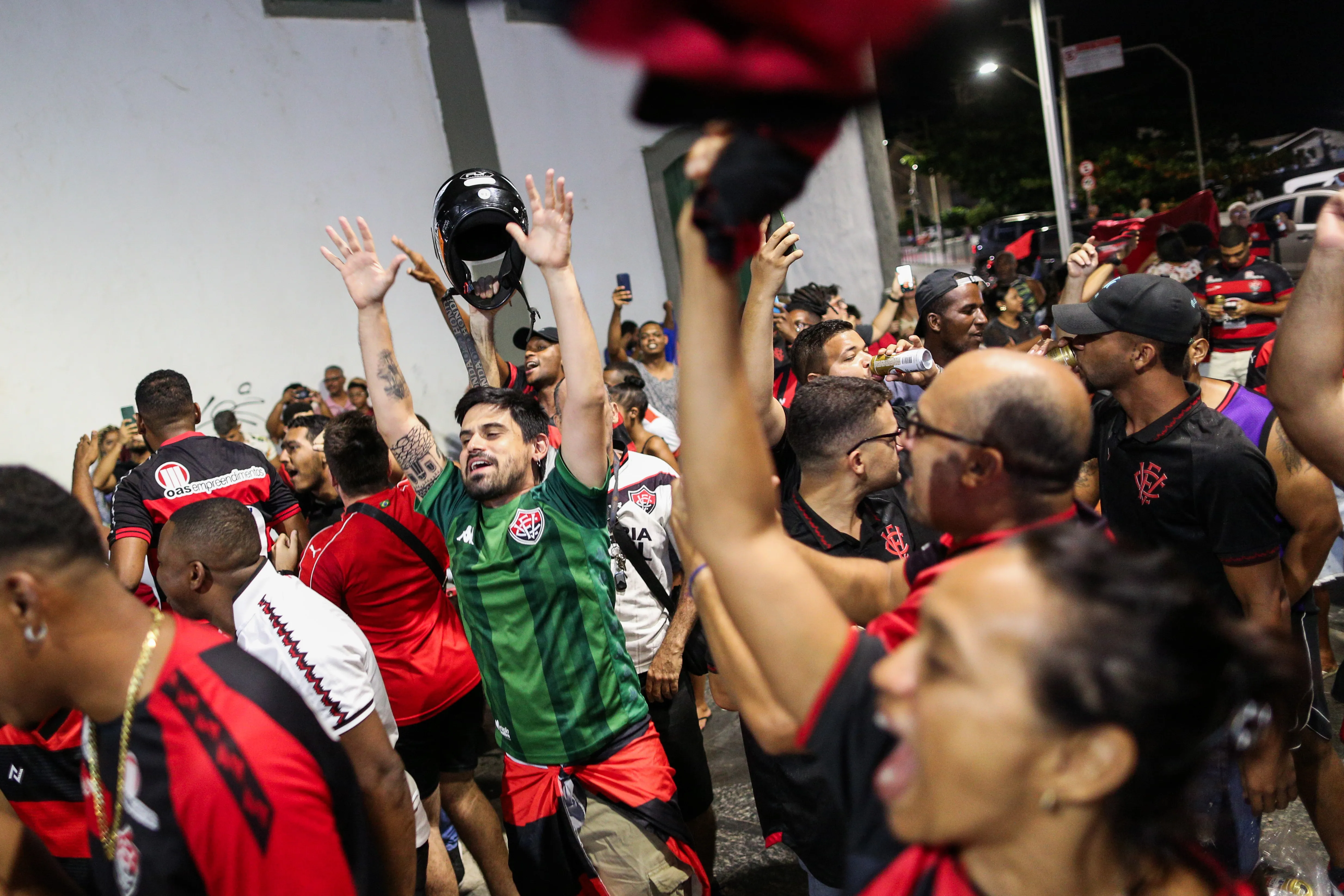 Torcida comemorou o título de campeão da Série B no Largo da Dinha