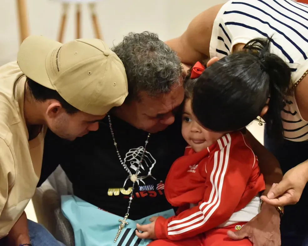 Imagem ilustrativa da imagem Emocionante! Após sequestro dramático, Luis Díaz reencontra pai