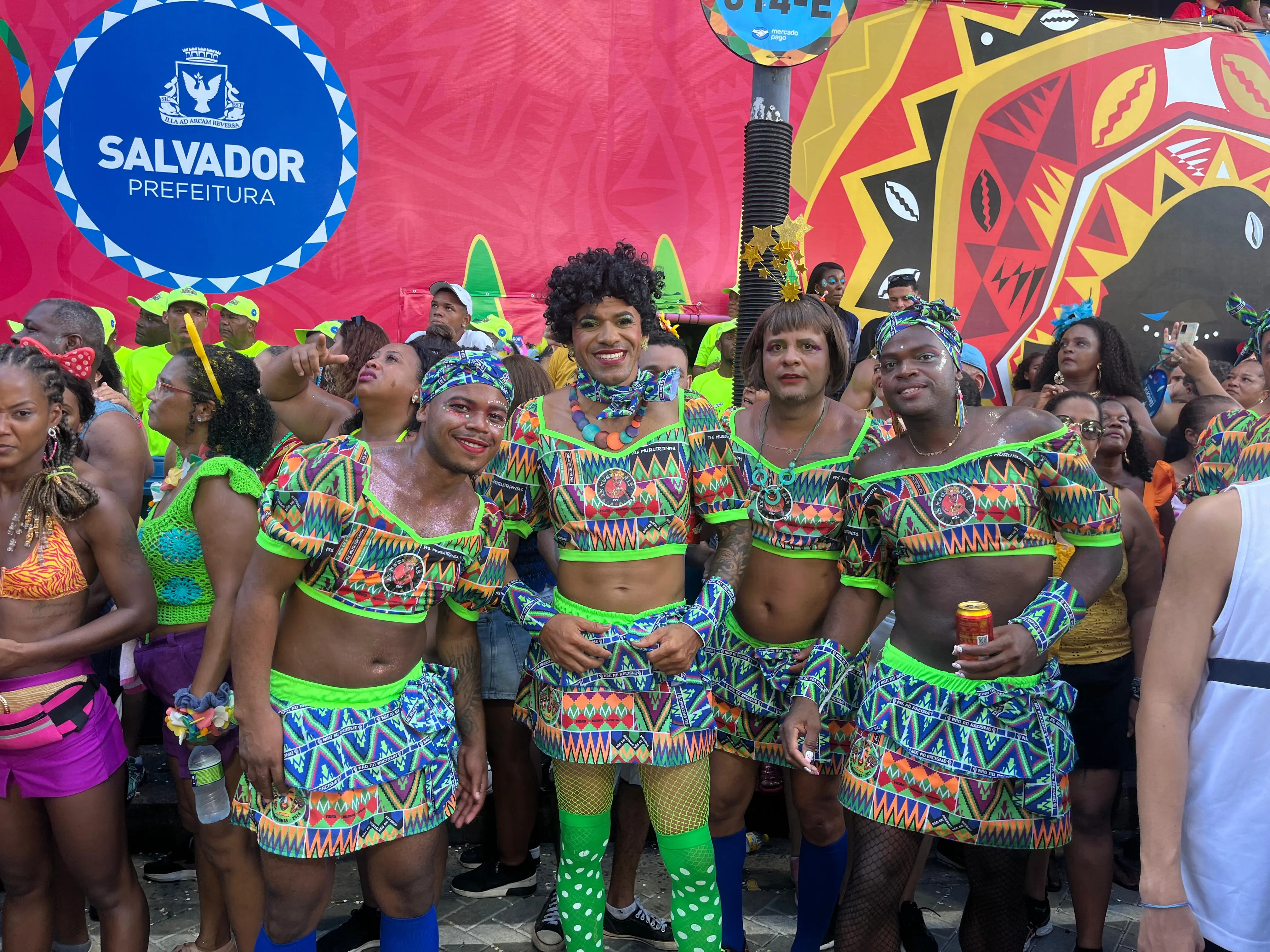 Cercado por foliões vestidos de Muquiranas, Xanddy amou aa folia no Circuito Osmar